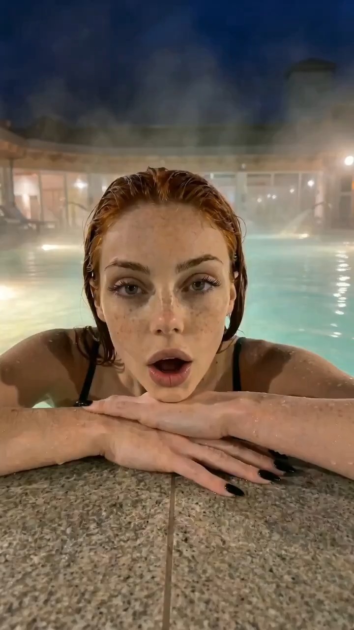 夜色温泉中红发女子的自信独白